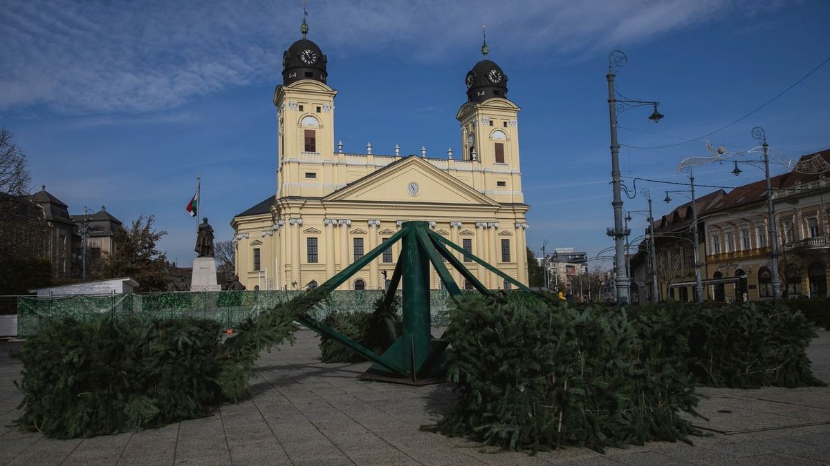 Lassan befejeződik az adventi készülődés Debrecen főterén