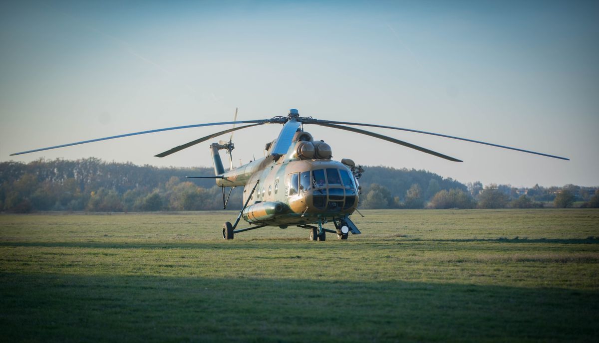 Katonai helikopter szállt le a hajdúszoboszlói repülőtéren