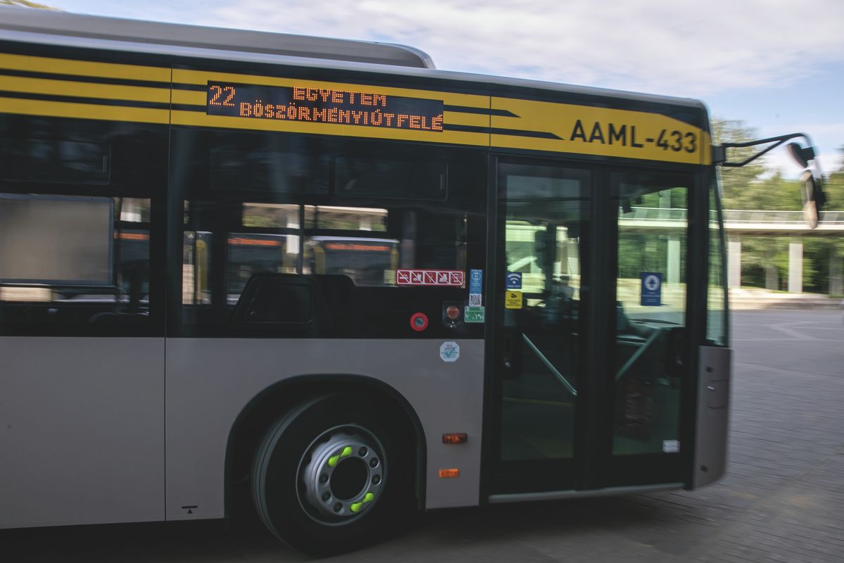 Fényképezőgépet hagytak el egy debreceni buszon, happy enddel zárult a történet