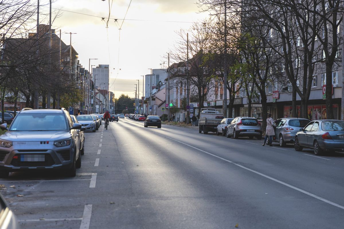 A Csapó utca hiába van kivilágítva, a gyalogátkelőhelyek mégis nehezen beláthatóak