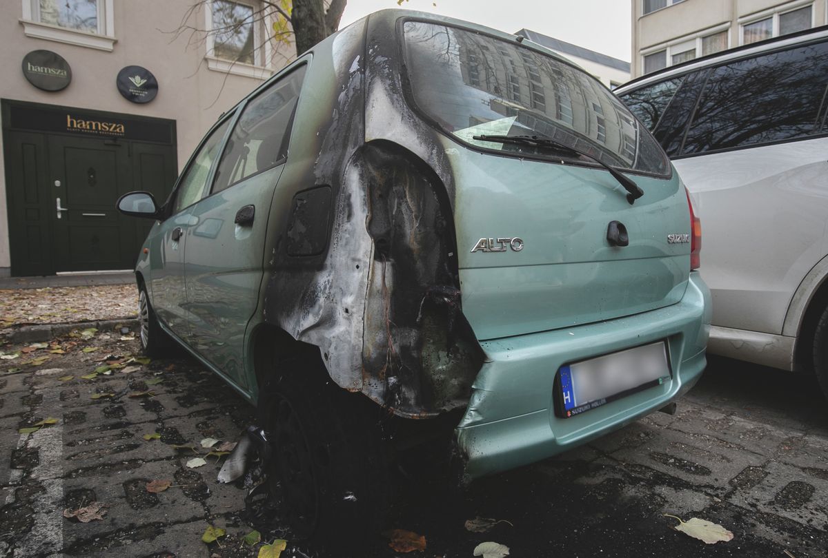 Kiégett autó a debreceni Piac utcán