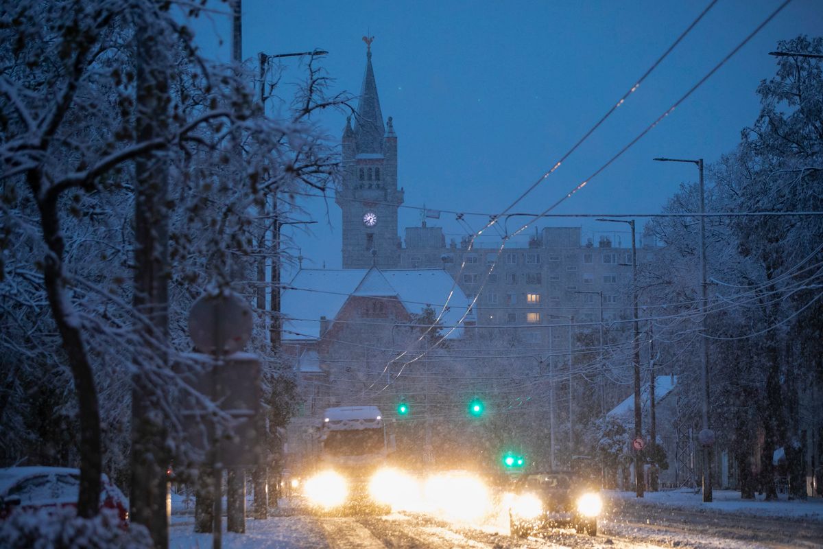 Kisebb káoszt okozott az utakon a hirtelen jött hó, Debrecenben és környékén is hatalmas torlódásról számoltak be az autósok