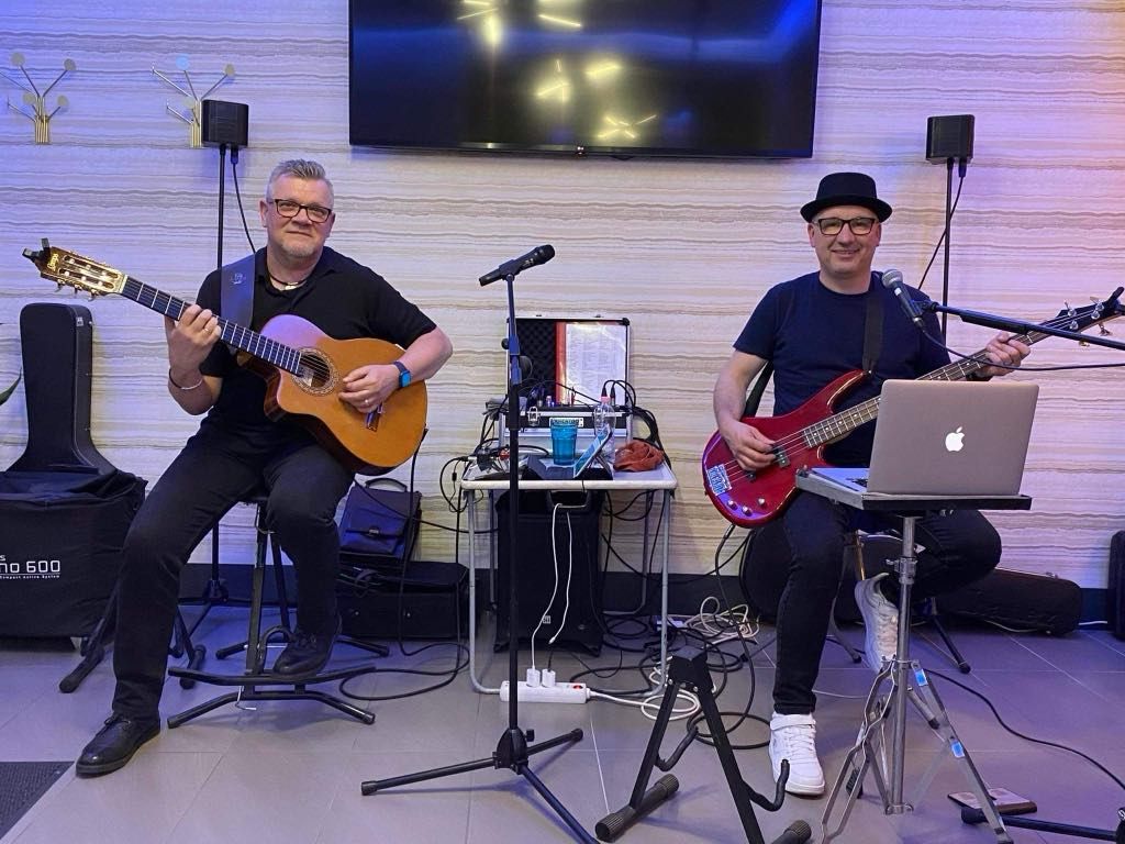 Tóth József jelenleg az Acousteriában énekel