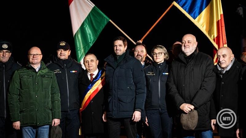 A Külgazdasági és Külügyminisztérium (KKM) által közreadott képen Magyar Levente, a minisztérium parlamenti államtitkára (középen, bal5) a Magyarország és Románia között húzódó államhatár jelképes megnyitásán Románia schengeni övezethez csatlakozásának alkalmából a Zajta és Nagypeleske közötti ideiglenes határátkelőhelyen 2024. december 31-én. Románia csaknem 40, Magyarországgal, illetve Bulgáriával közös határátkelőjén megszűnik a rendszeres határellenőrzés január elsejétől, amikor az ország a Schengen-övezet teljes jogú tagjává válik. Az államtitkár mellett Kereskényi Gábor, Szatmárnémeti polgármestere (bal4), Tilki Attila fideszes országgyűlési képviselő (jobb4), Kosztya Zoltán Pál, Zajta polgármestere (jobb3) és Béres Antal Elek, a romániai Lázári polgármestere (jobb2).