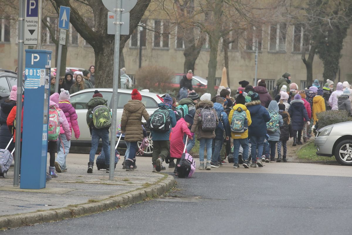 Az iskolai bombariadó miatt a diákoknak el kellett hagyniuk az intézményt