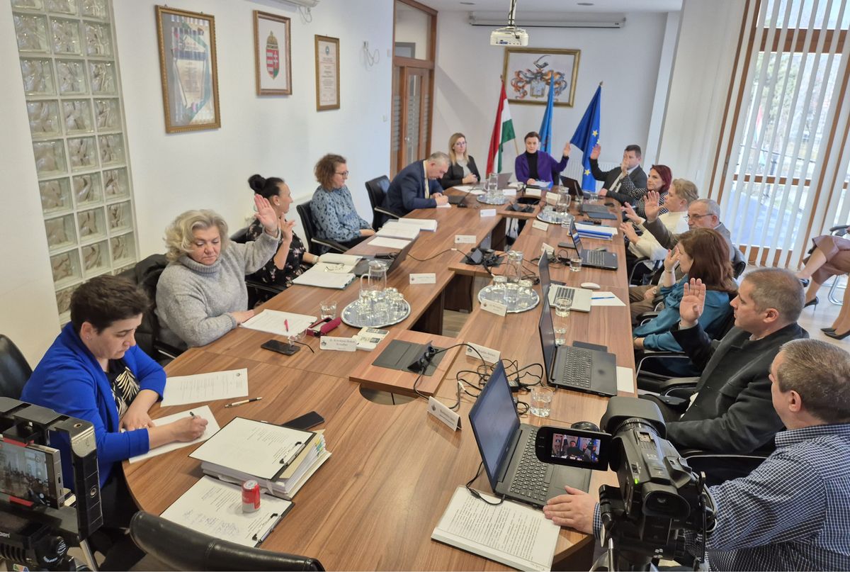 A megszokott teljes létszámmal tanácskozott csütörtökön a nádudvari képviselő-testület