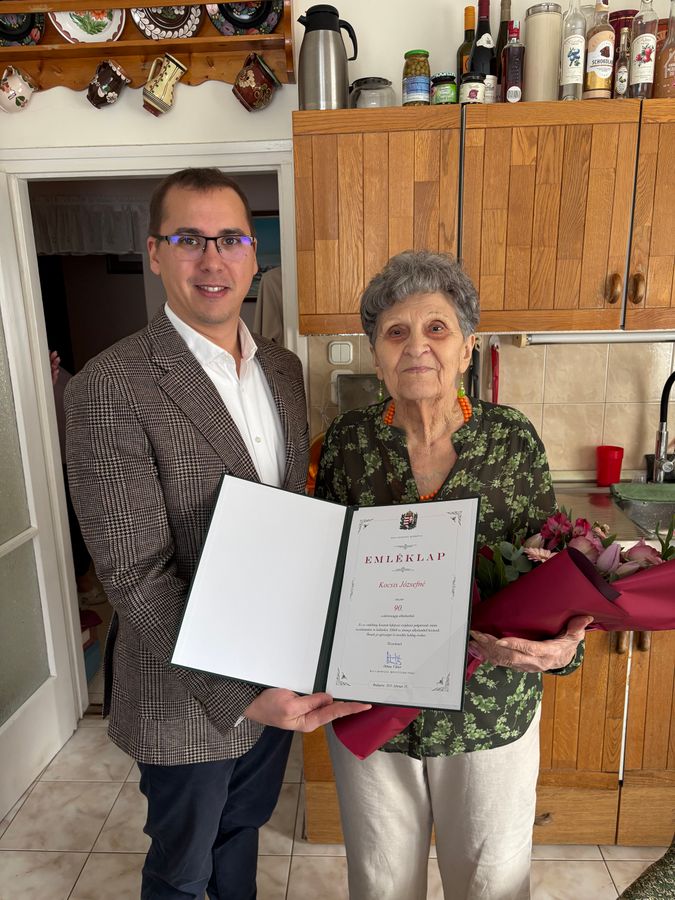 A 90 éves Kocsis Józsefné Margit néni és Bognár István önkormányzati képviselő
