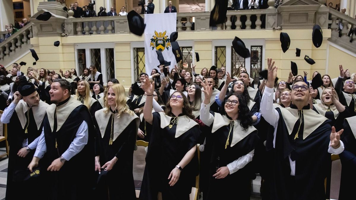 Több tucatnyian örülhettek a diplomaosztó végén
