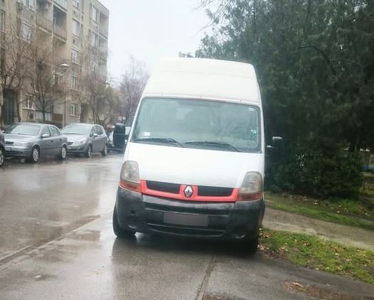 Felháborító parkolás Debrecenben: így hagyta a járdán a furgont annak sofőrje