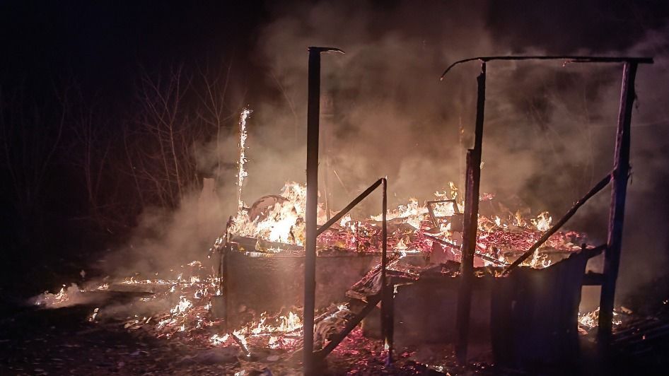 Lakástűz és leomlott fal is nehezítette a tűzoltók dolgát hétfőn Hajdú-Biharban