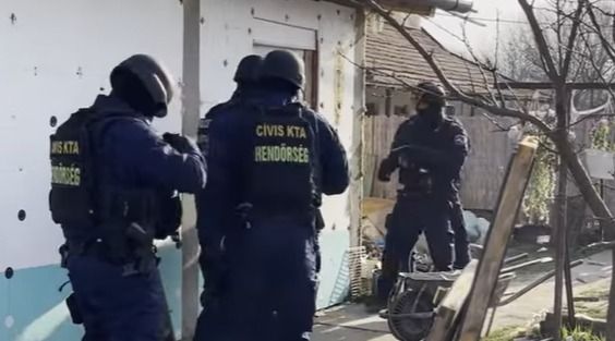 Összehangolt akció keretében csaptak le a drogdílerre