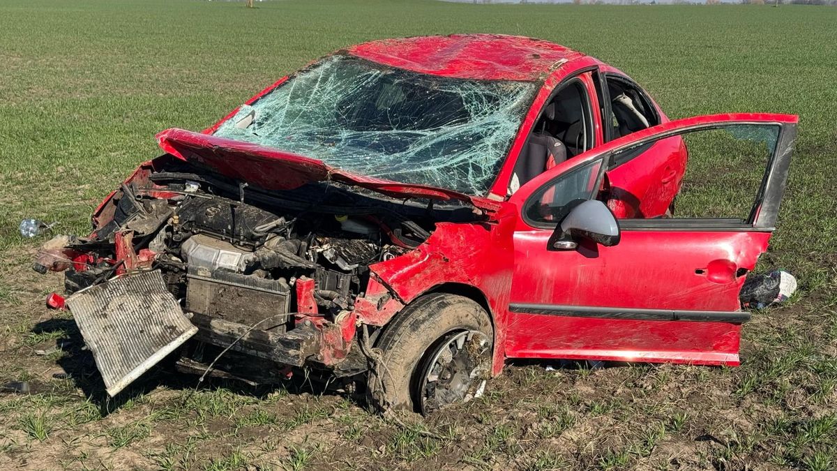 A balesetben szinte felismerhetetlenné tört az autó