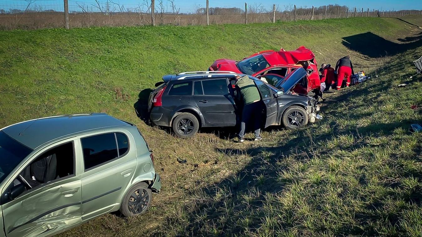Tömegbaleset az M35-ös autópályán, többen megsérültek – fotókkal, videókkal