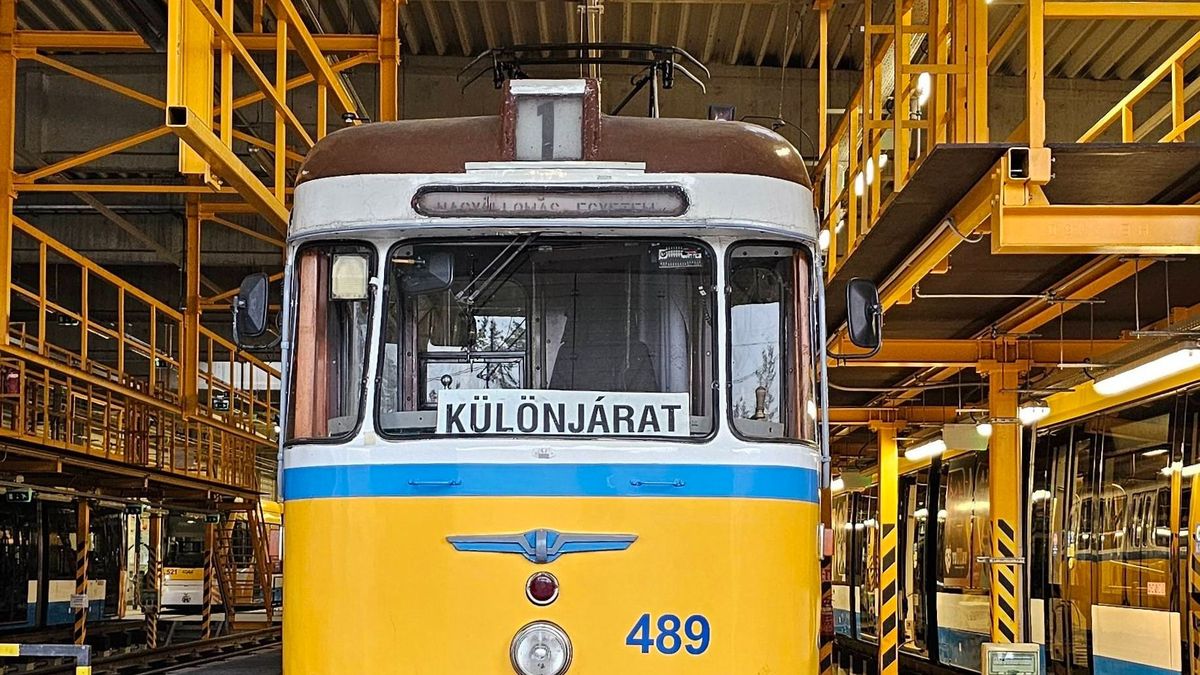Ismét retro járgányok járják Debrecent, retró napot tart a DKV szombaton