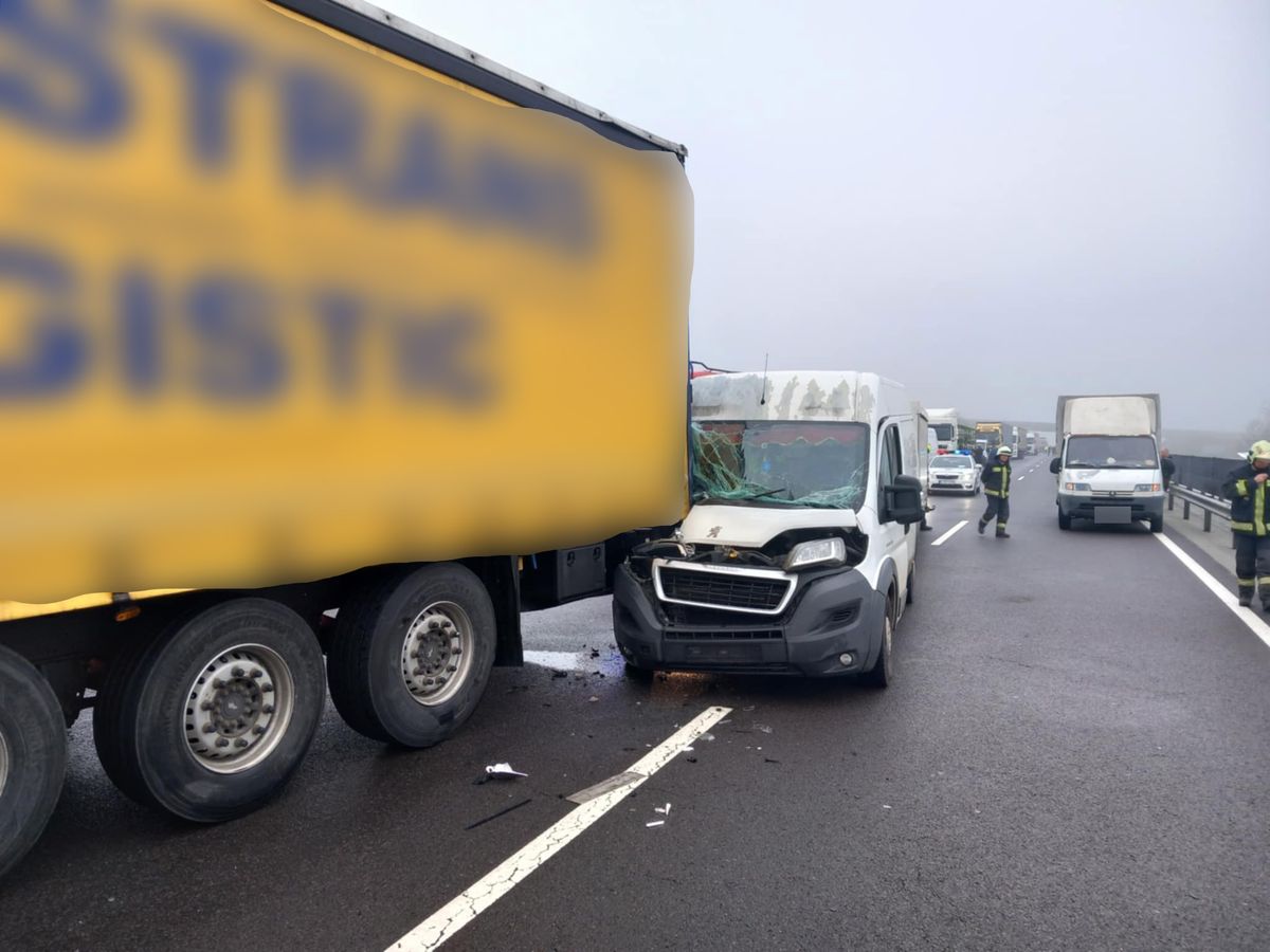 Újabb baleset az M3-as autópályán: a torlódásban egy kamion és egy utánfutós személygépkocsi ütközött