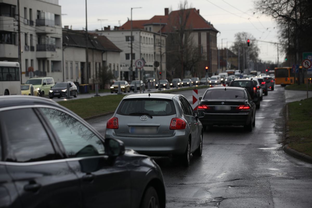 Hosszú kocsisorok a Külsővásártér és a Szoboszlói út kereszteződésénél