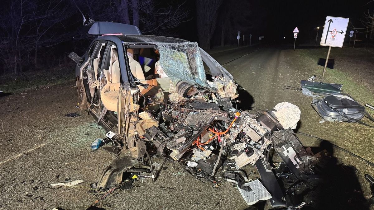 A felismerhetetlenségig összetört az autó a Nagymacsnál történt balesetben