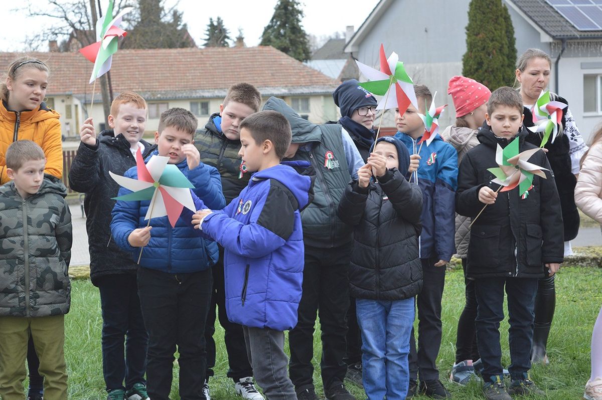 Az ünnepségen jelenlévő iskolás gyermekekhez szólva fontos gondolatok lettek kiemelve