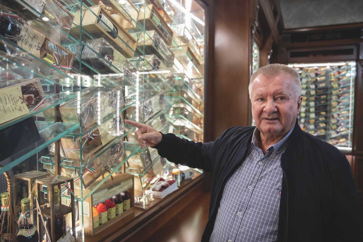 Boros József megmutatta értékes borgyűjteményét