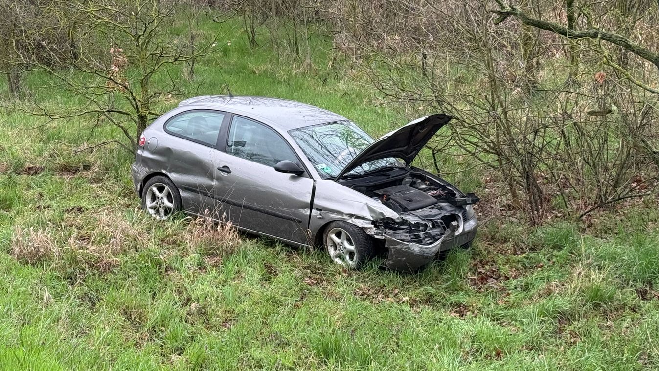 Árokba csapódott egy autó a 4-es főúton – fotókkal
