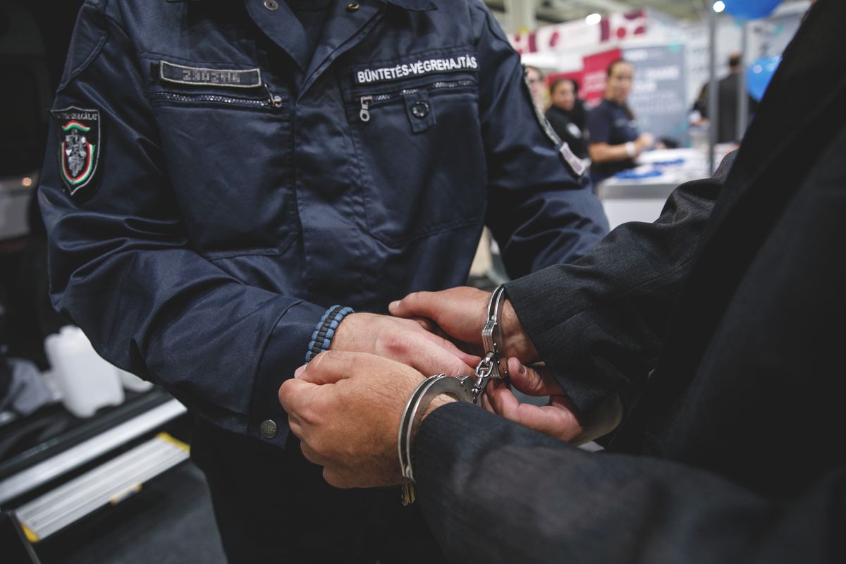 A vádlott 5 migránssal az autójában száguldozott, megpróbált meglógni rendőrök elől