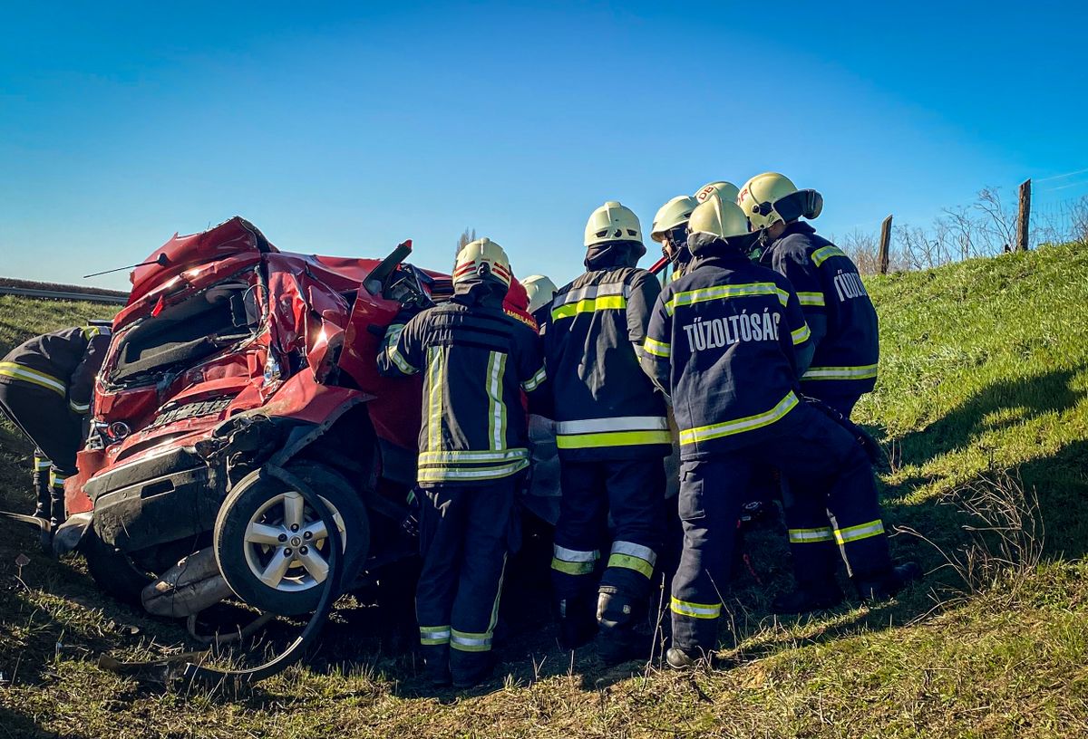 Óriási baleset történt kedd reggel Debrecen közelében, az M35-ös autópályán