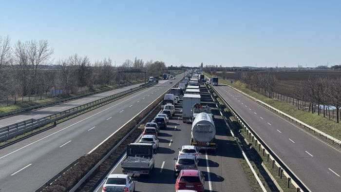 Tömegbaleset az M35-ösön, hatalmas a dugó