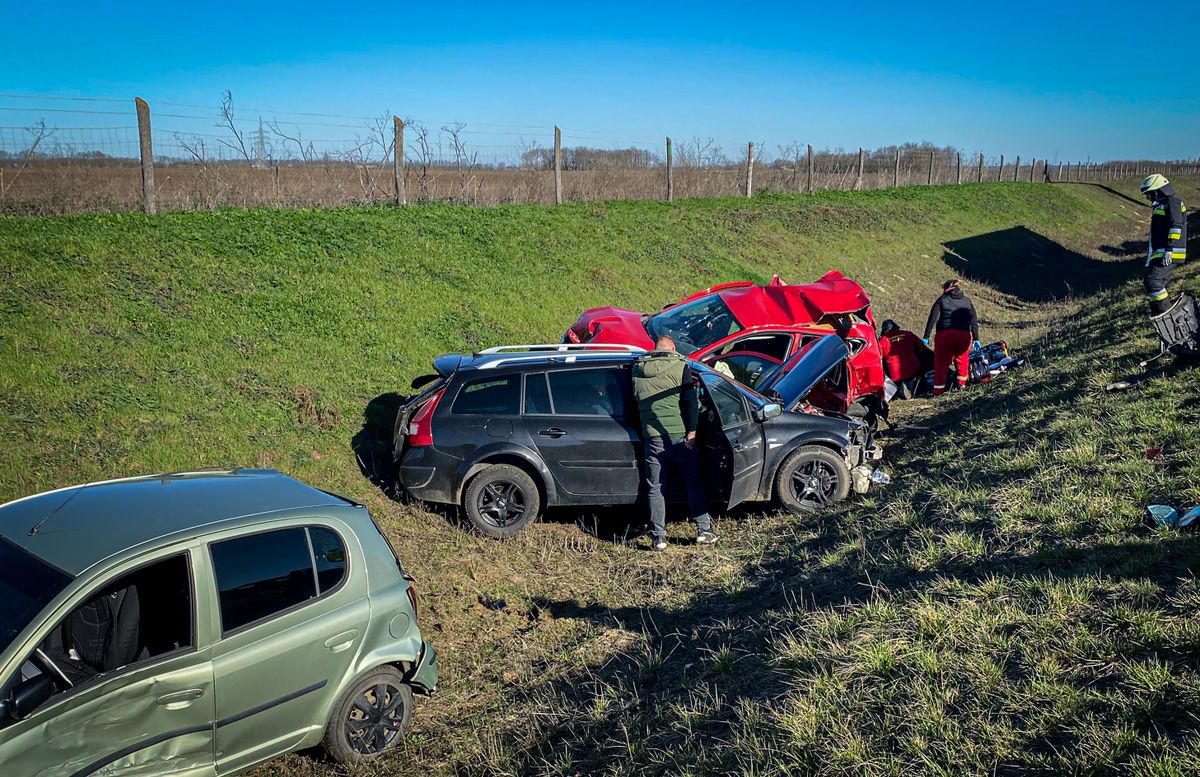A baleset miatt három autó is az árokba kötött ki az M35-ös autópályán