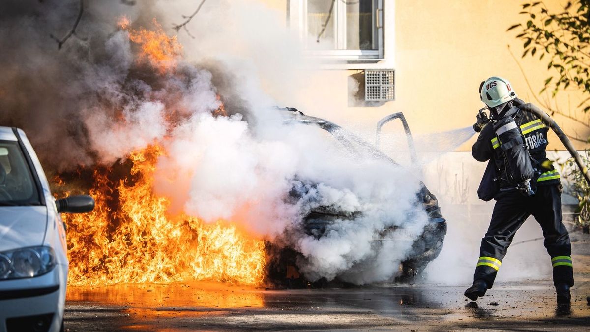 Kigyulladt egy személygépkocsi Hajdúnánáson