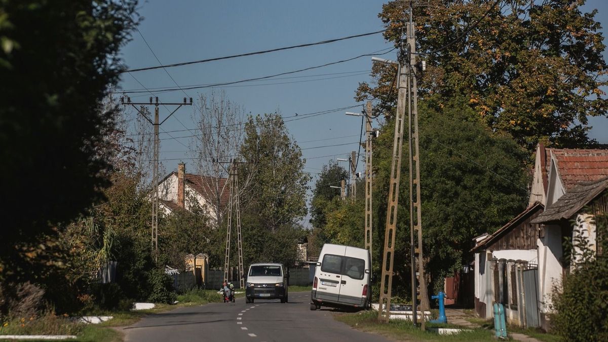 A férfi egy vitát követően szándékosan autójával hajtott egy férfira és annak kiskorú lányára Szerepen. Emberölés bűntettének kísérlete miatt emeltek vádat ellene.