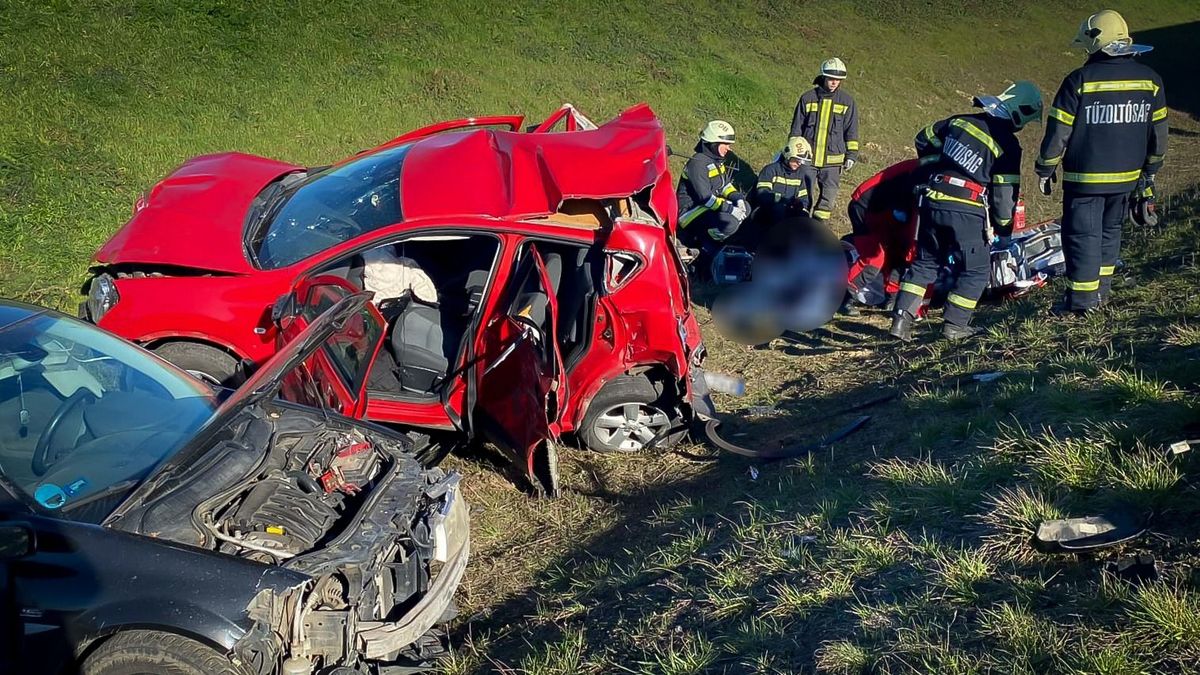 Több autó az árokba csapódott a reggeli balesetben