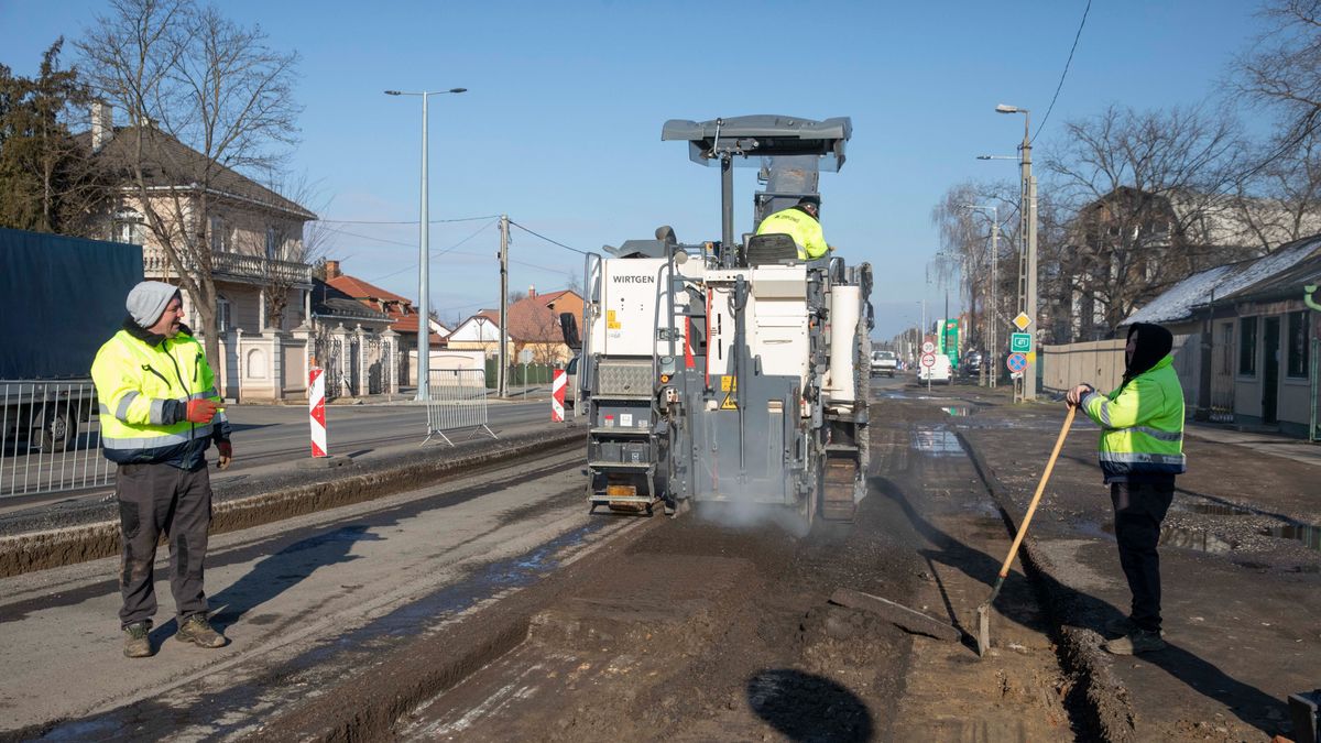 A tervek szerint legkésőbb év végéig befejeznék a Sámsoni úton zajló jelenlegi fejlesztéseket – erről is volt szó a Csapókerti Közösségi Házban megtartott, a keleti városrész fejlesztéseiről szóló lakossági fórumon csütörtök délután.
