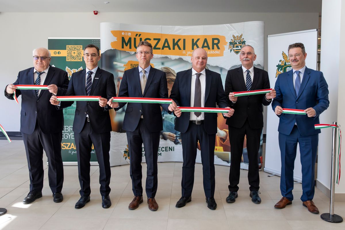 Debreceni Egyetem beruházás, Debreceni Egyetem, Műszaki Kar, Virág utca, Ótemető, beruházás, épületszárny, épület, avatóünnepség, ünnepség, Debrecen, Kossa György, Bács Zoltán, Papp László, Szilvássy Zoltán, Hankó Balázs, Husi Géza, BMW, Debreceni Egyetem Műszaki Kar