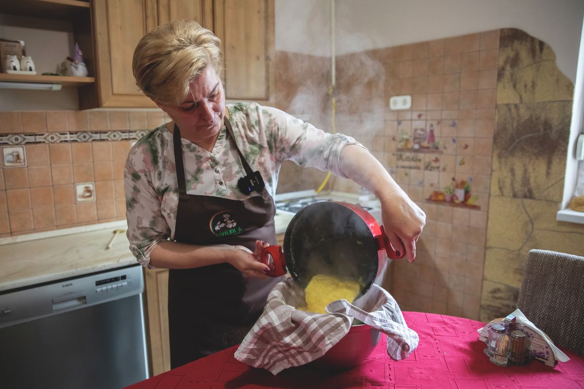 Kun Ferencné mutatta meg, hogy készül a húsvéti sárgatúró