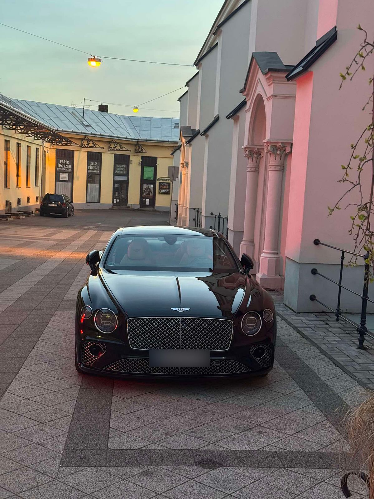 Igazi luxusautó parkolt Debrecenben