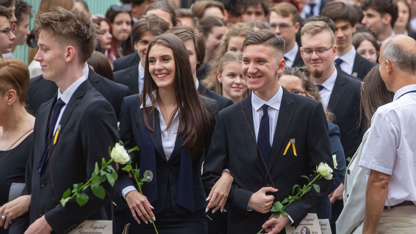 Mennyi pénzt illik adni ballagásra? Akadnak, akik szerint 100 ezer sem sok a borítékba…