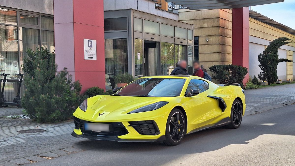 Luxusautót kaptak lencsevégre Hajdúszoboszlón, az egyik hotel előtt parkolt ez a gyönyörű Chevrolet Corvette