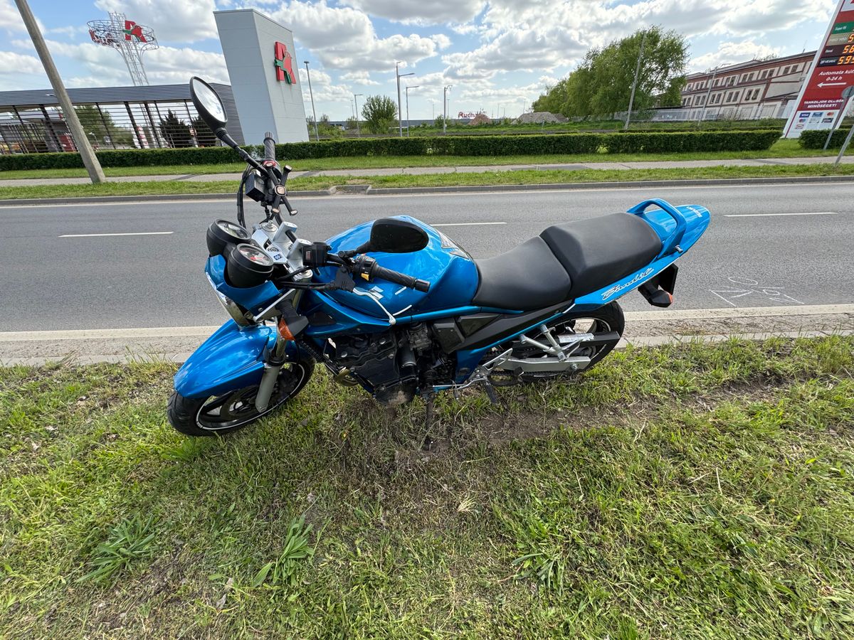 A baleset miatt egy motoros felborult Debrecenben