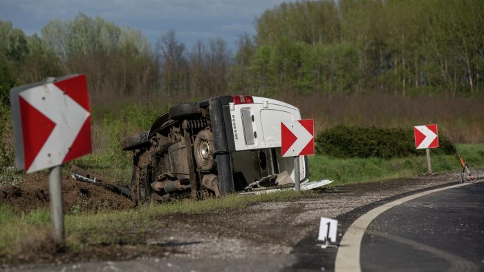 Baleset a 471-es főúton: árokba hajtott egy autó Nyíradony és Nyírmihálydi között