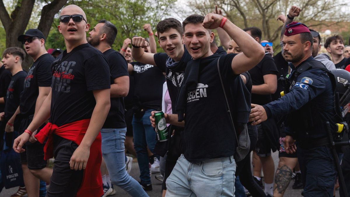 A Debreceni VSC szurkolói a stadionig vonultak