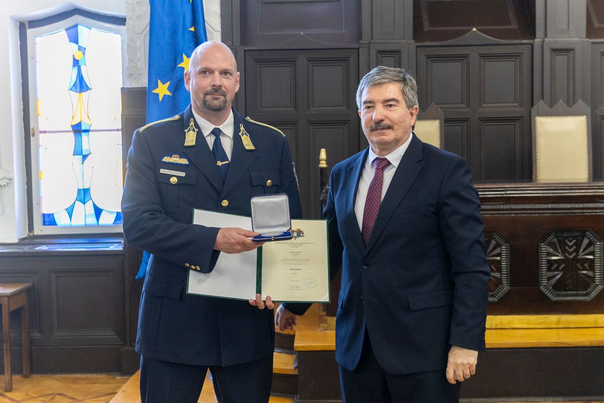 Szentesi Bálint (balról) lett Hajdú-Bihar Vármegye Rendőre. A kitüntetés Pajna Zoltántól vette át