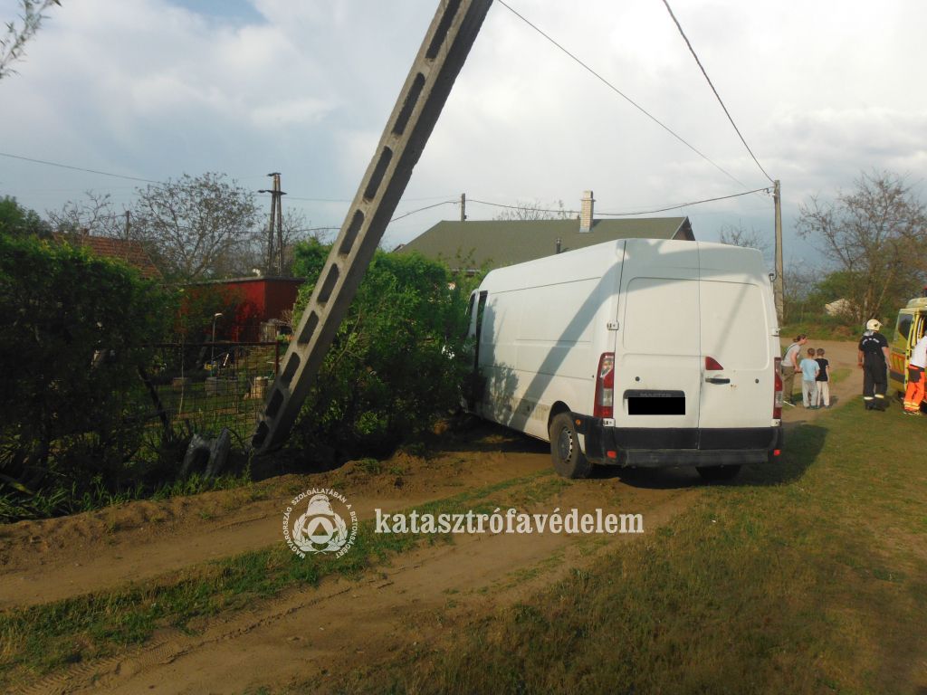 Baleset történt pénteken, egy autó lesodródott az útról, majd a villanyoszlopnak ütközött