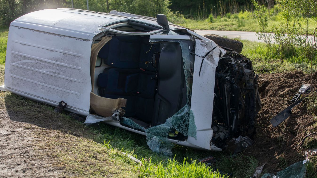 Árokba borult egy autó Hajdú-Biharban, mentőhelikopter is érkezett a helyszínre! - fotókkal