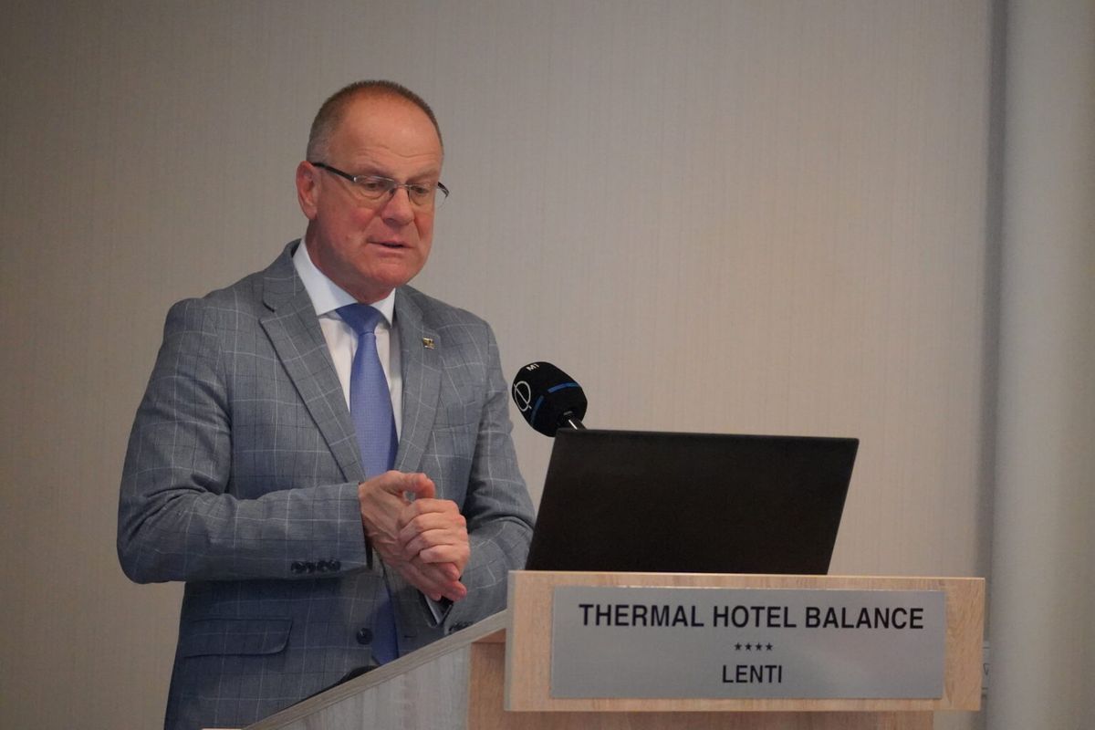 Dr. Navracsics Tibor közigazgatási miniszter is részt vett az ülésen