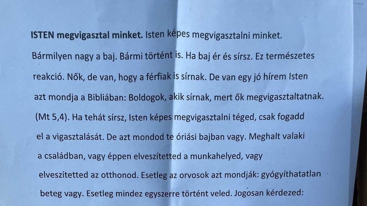 Szívhez szóló üzenetek jelentek meg egy debreceni buszváróban