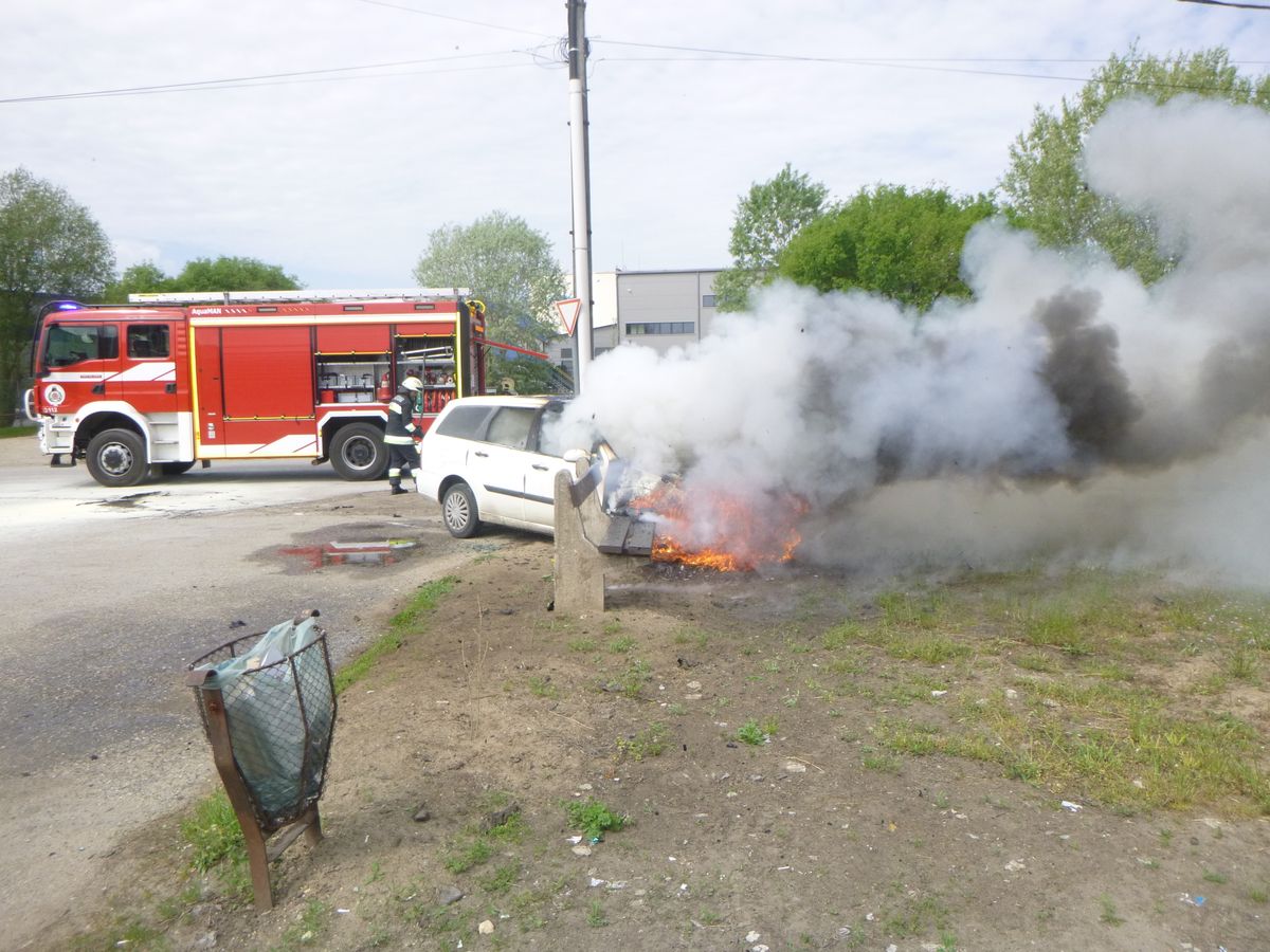 Tűz keletkezett az autó motorterében Debrecenben