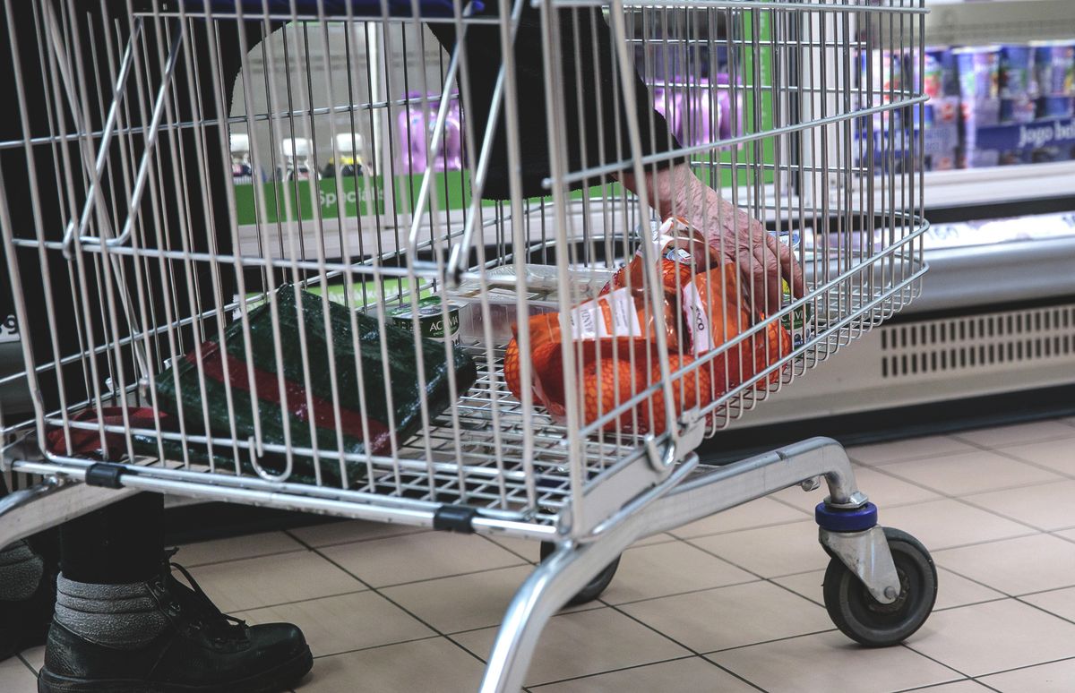 A Cora bezárja az össze üzletét