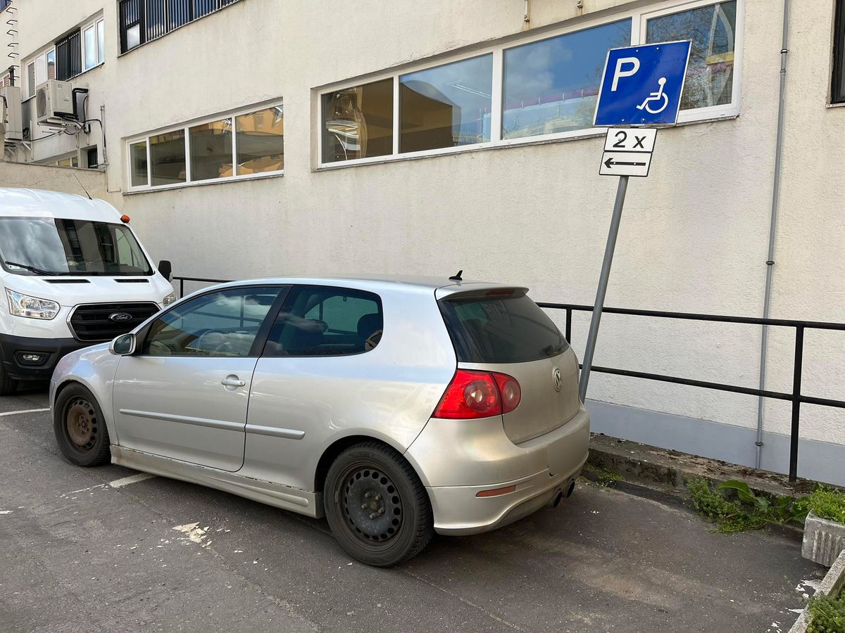 A tábla sem volt biztonságban ennél a debreceni parkolásnál