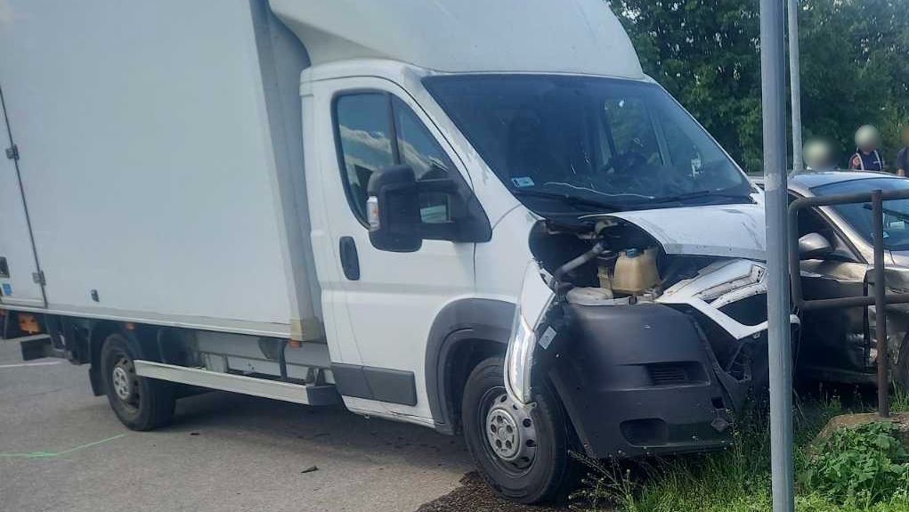Baleset Berettyóújfaluban: egy kisteherautó és egy személyautó ütközött össze kedden