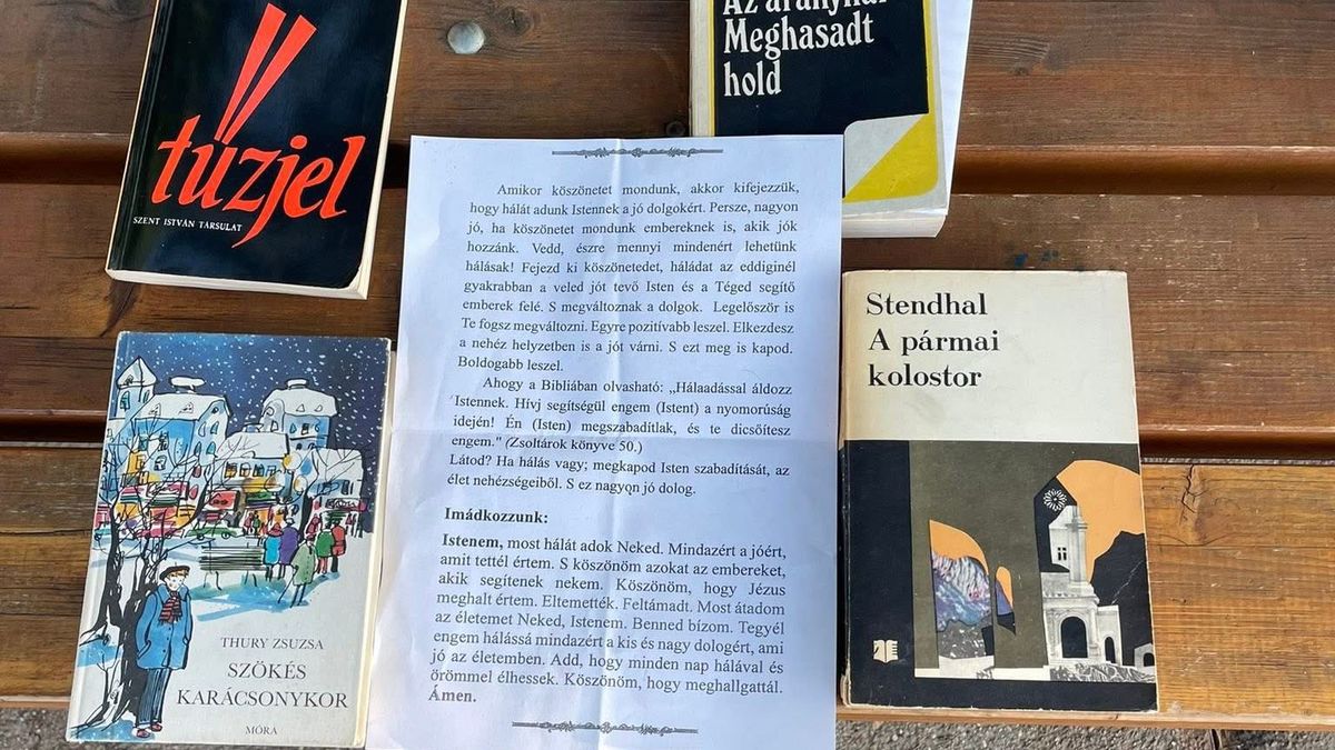 Szívhez szóló üzenetek egy debreceni buszváróban